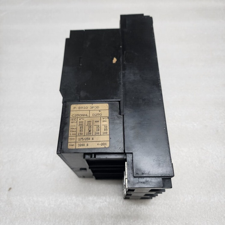 MERLIN GERIN COMPACT C250N 3-POLE CIRCUIT BREAKER C250NHL-D250 - Image 4