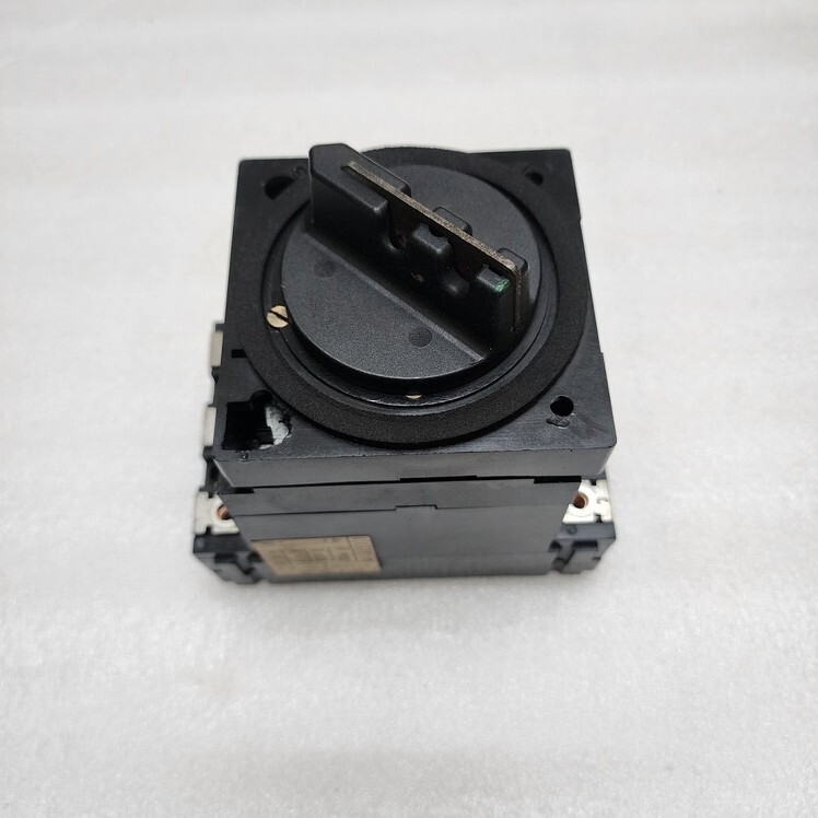 MERLIN GERIN C125NL-MA 3-POLE CIRCUIT BREAKER 32A - Image 2