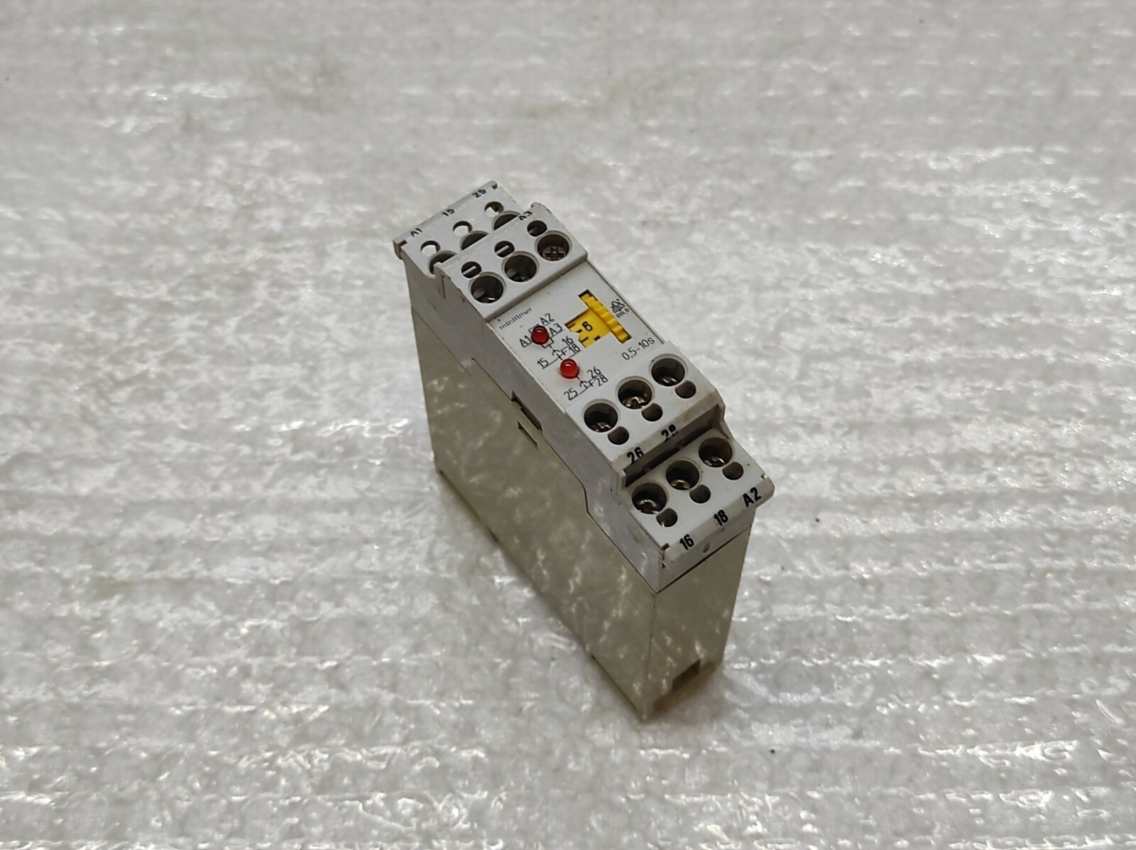 Dold MK 9906.82/024 Time Control Relay 220-240V AC/24V AC-DC MK9906.82/024 - Image 4