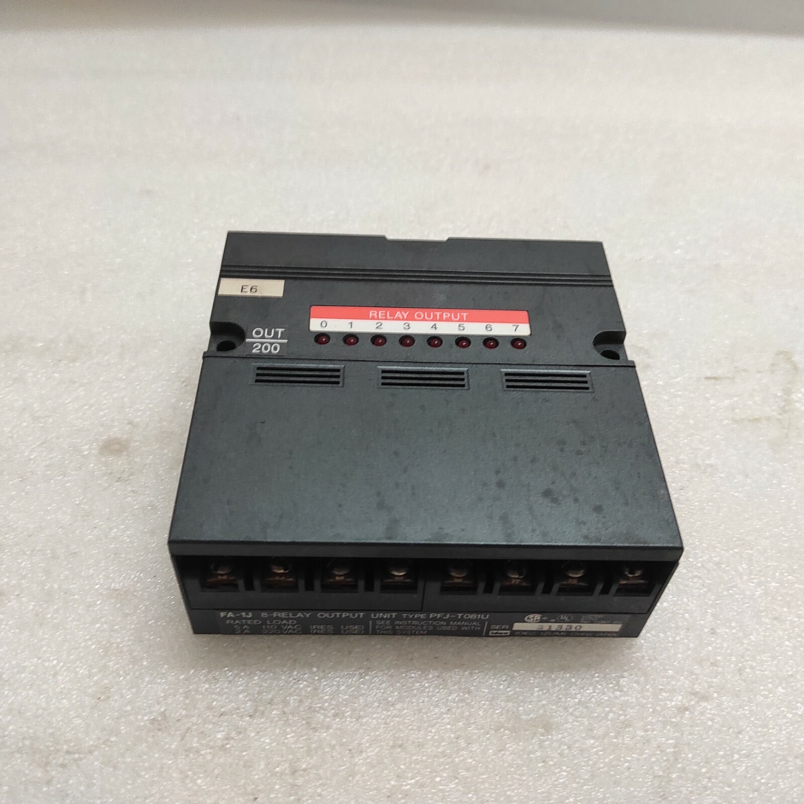IDEC PFJ-T081U 8-RELAY OUTPUT UNIT