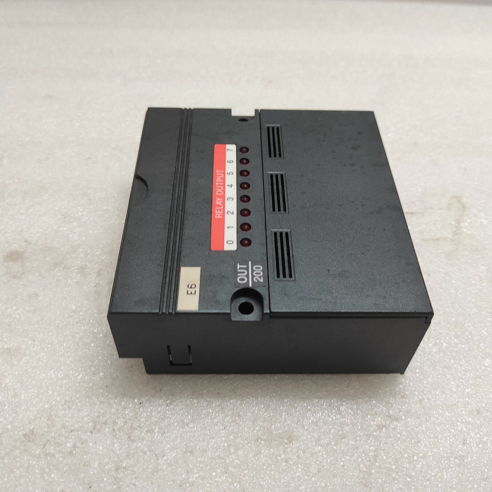 IDEC PFJ-T081U 8-RELAY OUTPUT UNIT - Image 2