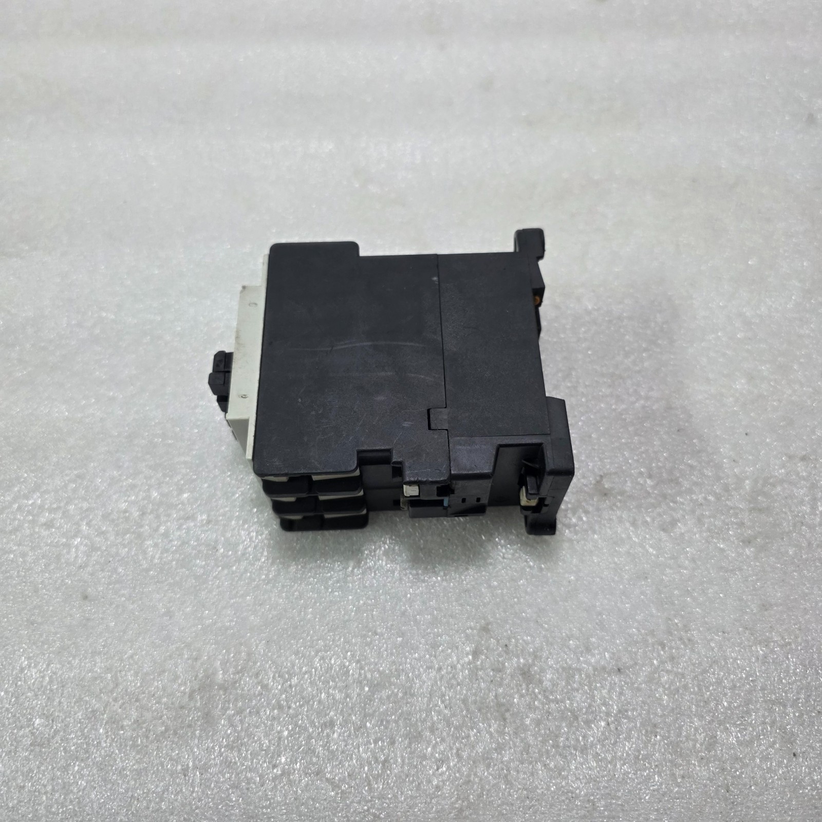 SIEMENS 3TF33 3 POLE AC CONTACTOR COIL 220VAC 50HZ / 264VAC 60HZ - Image 3
